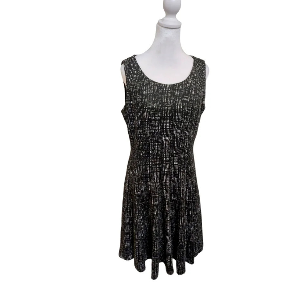 Calvin Klein black white artsy art to wear fit and flare sheath sleeveless 12